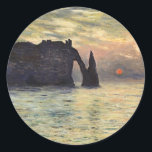 Adesivo Redondo Cliff Etretat, Sunset de Claude Monet<br><div class="desc">O Cliff, Etretat, Sunset (1883), de Claude Monet, é uma pintura náutica impressionista de arte. O sol está baixo no céu sobre o oceano. Uma paisagem marítima com um terreno rochoso perto da costa em Etretat, França. Sobre o artista: Claude Monet (1840-1926) foi o fundador do movimento de pintura impressionista...</div>