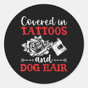 Adesivo Redondo Coberta Em Tatuagens E Tatuagem No Cabelo Do Cão P