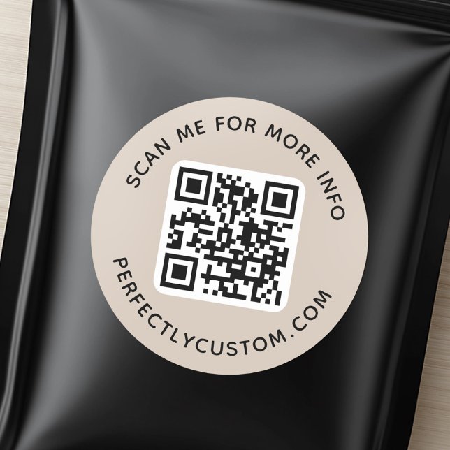 Adesivo Redondo Código QR e texto personalizado mocha marrom-claro (QR code and custom text light mocha brown Classic Round Sticker)