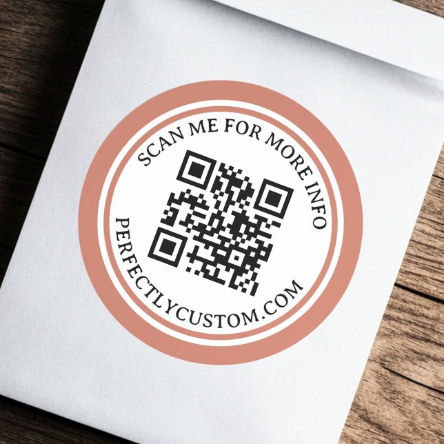 Adesivo Redondo Código QR texto elegante terracotta fronteira cast (QR code elegant text terracotta brown border Classic Round Sticker)