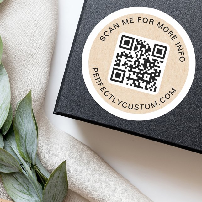 Adesivo Redondo Código QR texto personalizado Papel kraft tem aspe (QR code custom text Kraft paper look white border Classic Round Sticker)