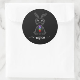 Adesivo Redondo Coelhinho Negro Bonito com Alma Arco-Íris Chakra