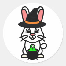 Coelho branco engraçado é uma bruxa