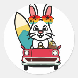 Adesivo Redondo Coelho branco engraçado está dirigindo para a prai