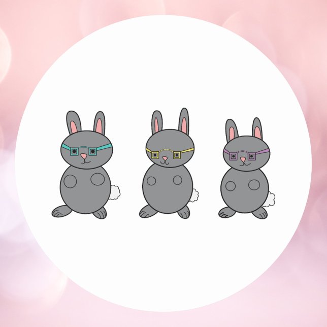 Adesivo Redondo Coelhos cinzas Vestindo Óculos (A cute sticker with three gray bunny rabbits wearing glasses.)