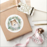 Adesivo Redondo Collie Christmas Wreath Festivo Pup<br><div class="desc">Procurando o presente de Natal perfeito para seu amigo peludo? Nosso presente de Natal é o que você precisa! Com um tema de Natal encantador, é o presente ideal para o seu querido animal de estimação. Quer você seja uma mãe de cachorro, pai de cachorro, ou simplesmente um amante de...</div>