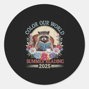 Adesivo Redondo Colorido A Leitura do Verão do Nosso Raccoon Mundi