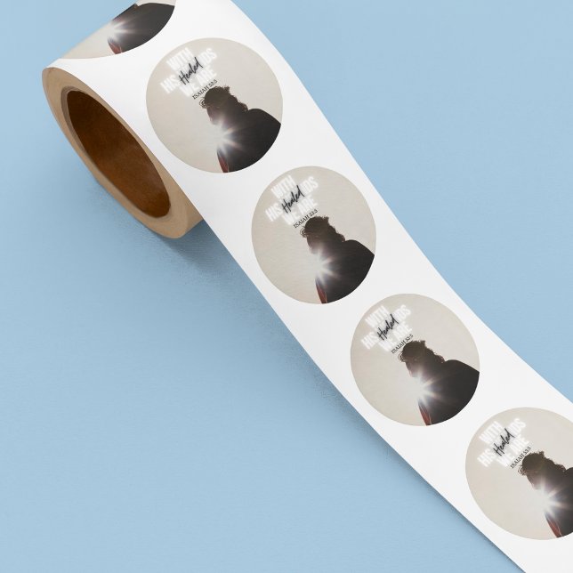 ADESIVO REDONDO COM AS FERIDAS DELE, SOMOS VESTIDOS. (Criador carregado)