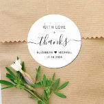 Adesivo Redondo Com Casamento De Amor Obrigado<br><div class="desc">Obrigado chique que você cola para seus favores de recepção de casamento e cartas de agradecimento que incluem "Com amor   Obrigados" em uma simples tipografia moderna e um roteiro elegante com baloiços,  seus primeiros nomes se juntaram por um coração e sua data de casamento.</div>