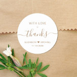 Adesivo Redondo Com Dourado Casamento De Script Obrigado<br><div class="desc">Obrigado chique que você cola para os favores da recepção de casamento e cartas de agradecimento que incluem "Com amor Obrigados" em uma mistura de simples letras douradas e um elegante roteiro dourado com baloiços, seus primeiros nomes se juntaram por um coração e sua data de casamento.</div>