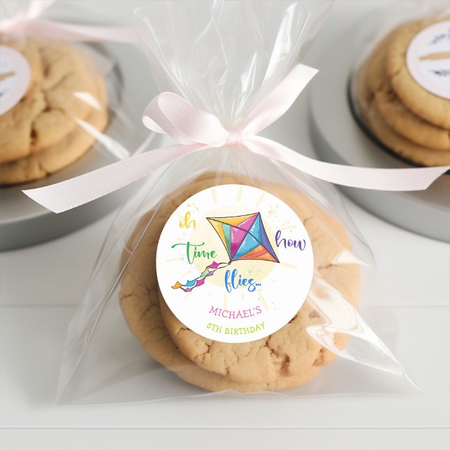 Adesivo Redondo Como o tempo voa o aniversário de pipa de água (Criador carregado)