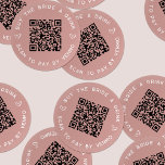 Adesivo Redondo Comprar o código QR da Festa de solteira de uma be<br><div class="desc">Junte algumas bebidas grátis para a noiva na sua festa de solteira ou no fim de semana de solteira com estes adesivos personalizados de código QR em cor-de-rosa rosa empoeirado. O design apresenta duas linhas de texto personalizado (mostradas com "comprar a noiva uma bebida" e "digitalizar para pagar pela Venmo")...</div>