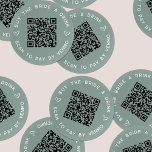 Adesivo Redondo Comprar o código QR da Festa de solteira de uma be<br><div class="desc">Junte algumas bebidas grátis para a noiva na festa de solteira ou no fim de semana de solteira com estes autocolantes personalizados de código QR em verde-sábio. O design apresenta duas linhas de texto personalizado (mostradas com "comprar a noiva uma bebida" e "digitalizar para pagar pela Venmo") em letras brancas,...</div>