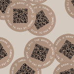 Adesivo Redondo Comprar o código QR da Festa de solteira de uma be<br><div class="desc">Arredonde algumas bebidas gratuitas para a noiva na sua festa de solteira ou no fim de semana de solteira com estes autocolantes personalizados de código QR em tom neutro. O design apresenta duas linhas de texto personalizado (mostradas com "comprar a noiva uma bebida" e "digitalizar para pagar pela Venmo") em...</div>