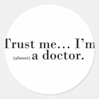 Adesivo Redondo "Confie em mim... Sou (quase) médico."