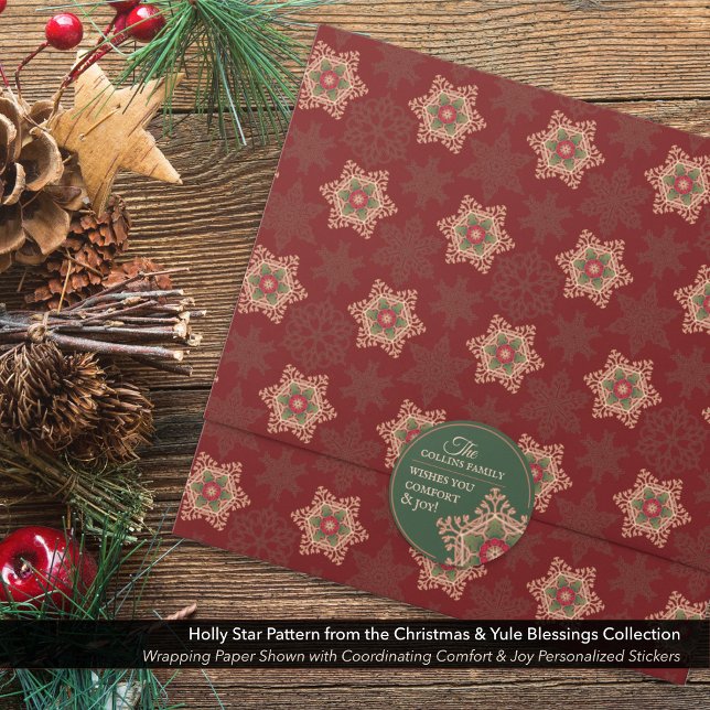 Adesivo Redondo Conforto e Joy Holly Star Autoadesivos Personaliza (Comfort & Joy Holly Star Personalized Stickers Shown with Coordinating Wrapping Paper.)