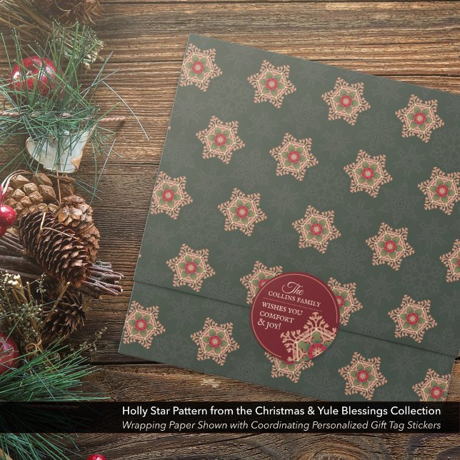 Adesivo Redondo Conforto e Joy Holly Star Personalizados (Comfort & Joy Holly Star Personalized Stickers Shown with Coordinating Wrapping Paper.)