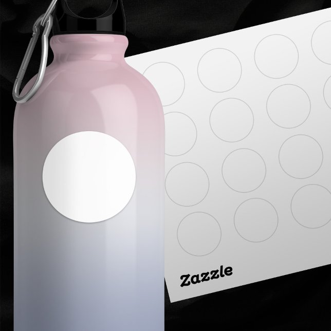 Adesivo Redondo Conjunto simples de Casamento branco de 1,5" com 2 (In Situ of 1.5" plain white round sticker on water bottle, with sheet of stickers in background)