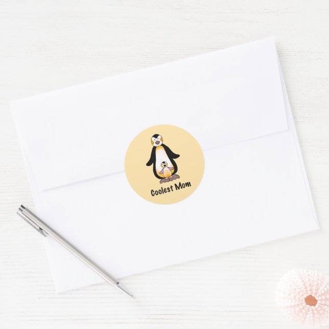 Adesivo Redondo Coolest Mom Penguin Family Design (Envelope)