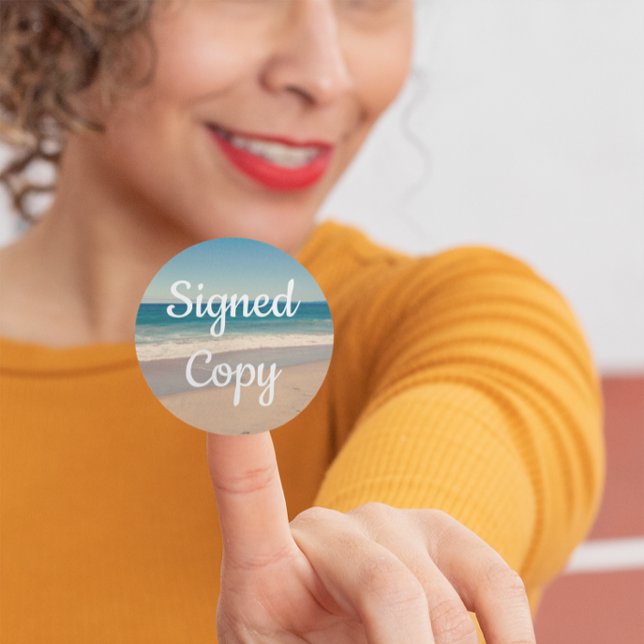 Adesivo Redondo Cópia assinada por foto à margem (Local authors can use their own photo to personalize these autographed copy stickers.)