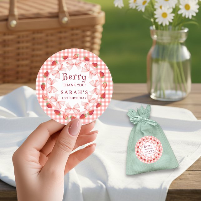 Adesivo Redondo Coquette Berry Primeiro Aniversário Xadrez Vermelh (Coquette Berry First Birthday Red Gingham Classic Round Sticker)