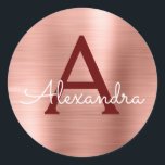 Adesivo Redondo Cor-de-rosa - Monograma Metálico Burgundy Dourado<br><div class="desc">Cor-de-rosa-reluzente - Vinheta Elegante de Folha de Aço Isolada,  Dourada e Brilhante,  Faux Girly Metálica e Rosa. Este adesivo pode ser personalizado para incluir seu nome inicial e nome próprio para um pacote de presentes.</div>