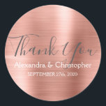 Adesivo Redondo Cor-de-rosa | Rosa Dourado Casamento Favor Obrigad<br><div class="desc">Cor-de-rosa | Rosa Rosa Rosa Rosa Dourada, Favor Do Selo Agradece-Lhe A Vinheta. Este adesivo pode ser personalizado para incluir seu nome e data de casamento e ser usado para selar seus convites de casamento ou bolsas de favor. Este adesivo de rosa dourado faz parte da coleção de casamento de...</div>