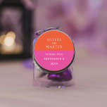 Adesivo Redondo Cor Laranja Negrito e Rosa Obrigado<br><div class="desc">Este adesivo ousado e brilhante é a adição perfeita aos detalhes do dia do seu casamento. Este adesivo colorido apresenta laranja vibrante e blocos de cor magenta completos com texto personalizável. Tudo é editável e este design combina com a suíte colorida de casamento na minha loja Zazzle. Você pode até...</div>