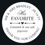 Adesivo Redondo Coração Arranja Seu Favor De Doces De Casamento Fa<br><div class="desc">Personalizou seus adesivos favoritos para suas bolsas de casamento que você dará aos seus hóspedes como obrigados para ir ao seu casamento! Em texto curvo, adicione seus nomes, data de casamento, e um obrigado para você. Escreva o tipo de tratamento que o saco ou a embalagem contém. Os seus adesivos...</div>