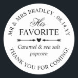 Adesivo Redondo Coração Arranja Seu Favor De Doces De Casamento Fa<br><div class="desc">Personalizou seus adesivos favoritos para suas bolsas de casamento que você dará aos seus hóspedes como obrigados para ir ao seu casamento! Em texto curvo, adicione seus nomes, data de casamento, e um obrigado para você. Escreva o tipo de tratamento que o saco ou a embalagem contém. Os seus adesivos...</div>