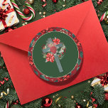 Adesivo Redondo Coração Sagrado e Poinsettia no Natal Católico<br><div class="desc">Este tradicional adesivo católico de Natal apresenta o Sagrado Coração de Jesus cercado por belas poinsetos e holly, colocados contra um rico fundo verde. Uma cruz central de madeira serve como um lembrete do amor do Cristo, fazer este design perfeito para aqueles que desejam celebrar o verdadeiro significado do Natal....</div>