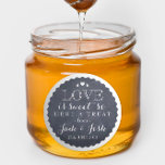 Adesivo Redondo Corações de Chalkboard Favor de Casamento Jar Roun<br><div class="desc">O toque final perfeito para um favor de casamento comida, este quadro e etiqueta branca é uma mistura deliciosa de chic e rústico e pareceria excelente num frasco de conservantes amarrado com fita ou corda coordenadora. Não se esqueça de personalizar com seu nome, data do evento e até mesmo um...</div>