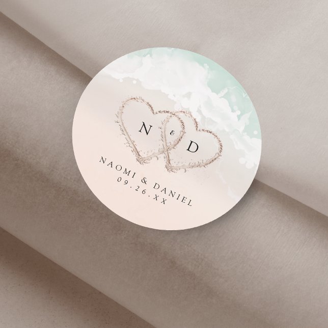 Adesivo Redondo Corações Modernos Monogramas Praia Casamentos Favo (Modern Script Hearts Monogram Beach Wedding Favors Classic Round Sticker)