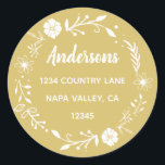Adesivo Redondo Coroa de Flores Douradas e Brancas Endereço de Dev<br><div class="desc">Este adesivo personalizável com tipografia simples,  caligrafia moderna e coroa floral rústica.</div>
