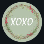 Adesivo Redondo Coroa de Natal com Folhagens e Frutas de Inverno X<br><div class="desc">Selo de envelope ou adesivo de presente festivo elegante e moderno para o Natal com o texto 'XOXO' em caligrafia branca e sofisticada sobre um fundo verde de louro e um toque elegante de coroa de folhagens e frutas de inverno. Exclusivamente desenhado para si pelo Happy Dolphin Studio. Se precisar...</div>