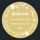 Adesivo Redondo Coroa Floral Branca e Dourada de Endereço de Devol<br><div class="desc">Este adesivo personalizável com tipografia simples,  caligrafia moderna e uma coroa floral rústica.</div>