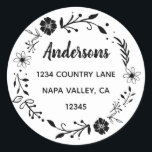 Adesivo Redondo Coroa Floral | Nome da Família Endereço de Retorno<br><div class="desc">Este adesivo personalizável com tipografia simples,  caligrafia moderna e uma coroa floral rústica.</div>