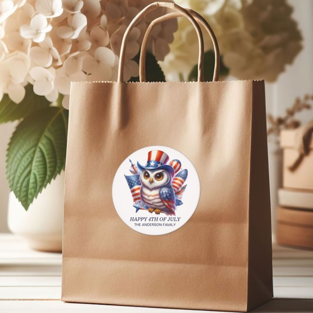 Adesivo Redondo Coruja Patriótica Chapéu Vermelho Branco Azul 4 de (Happy 4th of July patriotic owl gift bag sticker)