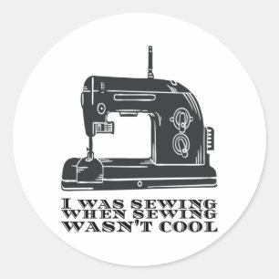 Adesivo Redondo Costurando - Eu estava costurando quando a costura