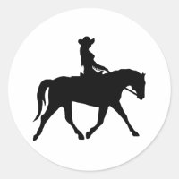 Cowgirl cavalgando seu cavalo