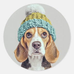 Adesivo Redondo Cozy Beagle em um chapéu de inverno