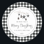 Adesivo Redondo Cozy Nature Christmas<br><div class="desc">Natureza moderna e simplista e acolhedora,  vinhetas de Natal. Ramificação de aquarela adornada com pinecones e ornamentos decorativos de estrelas,  design de tipografia quic com limite de padrão de xadrez de tendência.</div>