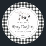 Adesivo Redondo Cozy Nature Christmas<br><div class="desc">Natureza moderna e simplista e acolhedora,  vinhetas de Natal. Ramificação de aquarela adornada com pinecones e ornamentos decorativos de estrelas,  design de tipografia quic com limite de padrão de xadrez de tendência.</div>