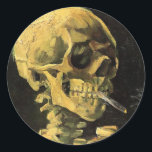 Adesivo Redondo Crânio com cigarro queimado por Vincent van Gogh<br><div class="desc">Crânio com Cigarro queimado por Vincent van Gogh é um apos impressionismo de arte de vintage que ainda pinta a vida. Um retrato do esqueleto humano fumando. Imagem do excelente a utilizar em produtos anti-tabagismo. Fumar matares 1.000 a cada ano, ajudar alguém a parar de fumar hoje. Imagem de excelente...</div>
