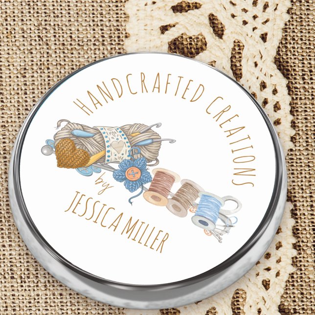 Adesivo Redondo Criações artesanais por | Fios e costura brancos (Handcrafted Creations labels ideal for handmade, sewing, knitted or crochet items)
