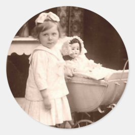 Adesivo Redondo Criança da fotografia do vintage com Pram