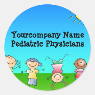 Adesivo Redondo Crianças brincando lá fora num dia ensolarado