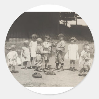 Adesivo Redondo Crianças da década de 1920 jogando no campo da Lig