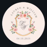 Adesivo Redondo Crista com monograma rosa casamento<br><div class="desc">Elegante crista aquarela com floral suave em um fundo rosa pálido com adesivo redondo de inicial de casal para casamento romântico.</div>