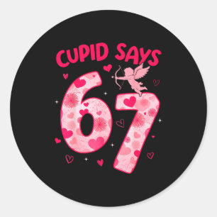 Adesivo Redondo Cupido diz 67 seis sete dia dos namorados meninos 